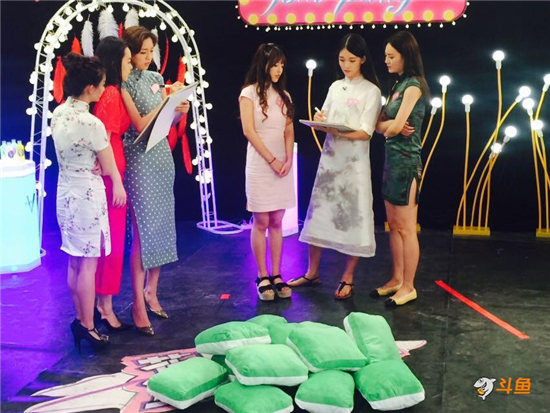 斗鱼《花漾大爬梯》玩穿越 看古典美女宫心计[多图]