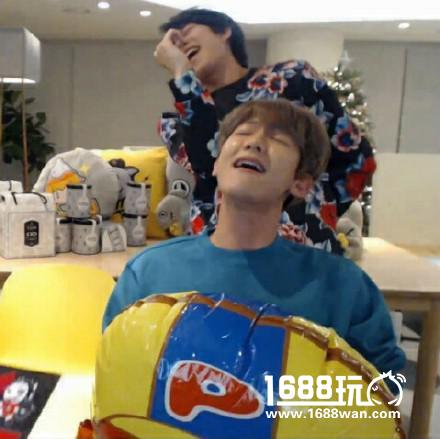 SJ、EXO终极大PK 欧巴们化身圣诞老人陪你过圣诞[多图]