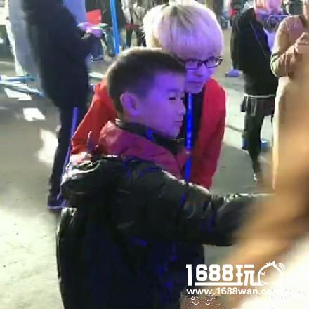 王者荣耀小学生之友 虎牙直播神童嗨氏俘获小正太芳心[多图]