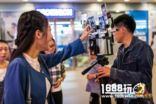上海闹区惊现网红翅膀 《全民奇迹MU》520现场花式炫“酷”[多图]