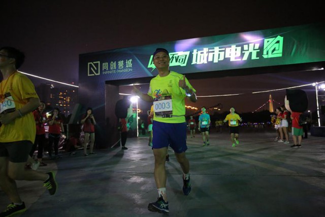 三七互娱组团200余人参加城市电光跑广州站活动[多图]