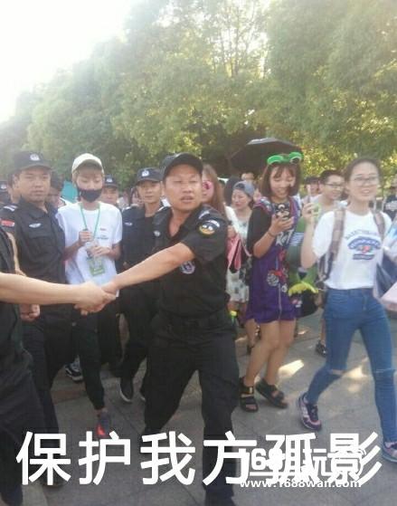 电竞圈鹿晗？王者荣耀主播孤影首露真颜，迷妹疯狂围堵[多图]