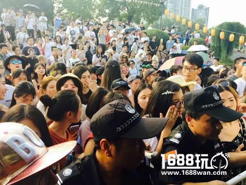 电竞圈鹿晗？王者荣耀主播孤影首露真颜，迷妹疯狂围堵[多图]