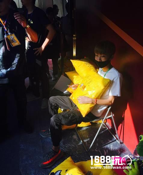 电竞圈鹿晗？王者荣耀主播孤影首露真颜，迷妹疯狂围堵[多图]