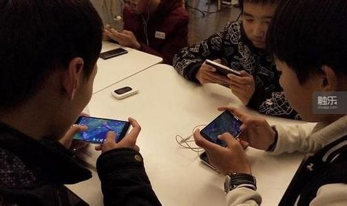 玩王者荣耀的小学生[多图]