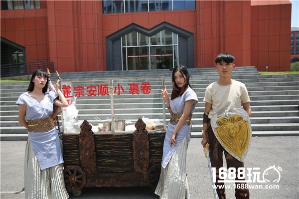贵阳现《COK列王的纷争》中世纪“小吃战车” 老板化身勇士配美女COSER[多图]