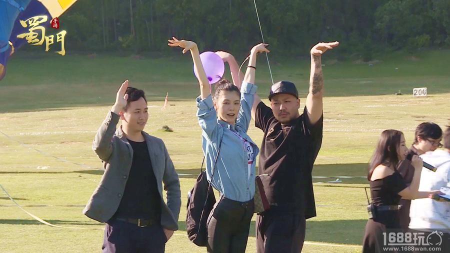 黄老师户外直播出新招 《蜀门手游》热气球上真人PK[视频][多图]图片3