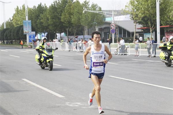三七互娱“超跑团”团长刘路峰再战南京国际马拉松[多图]