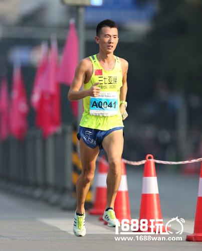 首届荆州马拉松开跑 三七互娱刘路峰摘得国内冠军[图]