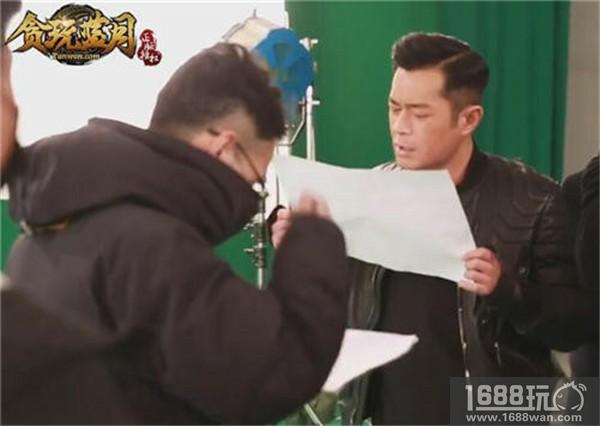 《贪玩蓝月：传奇来了》古天乐片场“沉迷”玩手机[多图]图片3